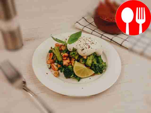 Подавайте блюдо горячим, оформив его сметаной,...