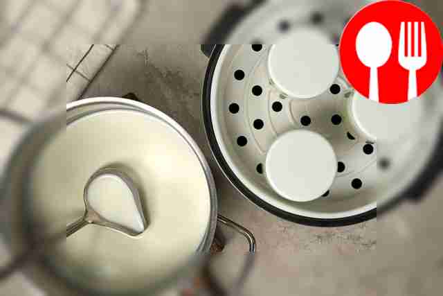 Поместите йогурт в паровую баню. Налейте воду...