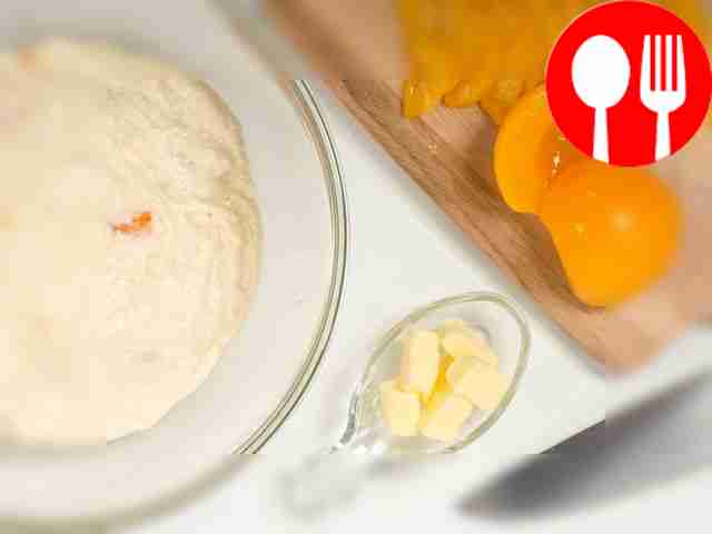 Добавьте персики и нарежьте их на небольшие...