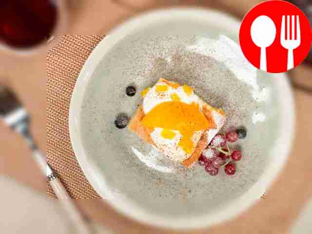 Дайте готовой запеканке с персиками немного...