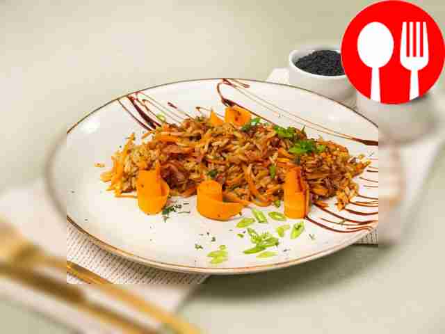 Жареный рис с яйцом и беконом