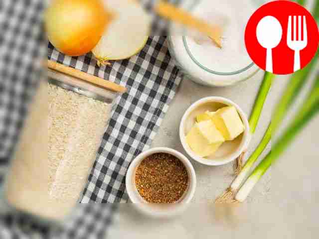 Рис тщательно промойте. Очистите репчатый лук....