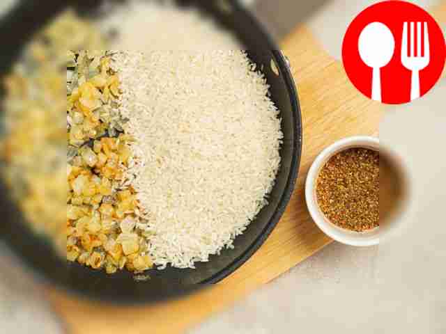 Приготовьте обжарку: на сковороде растопите...