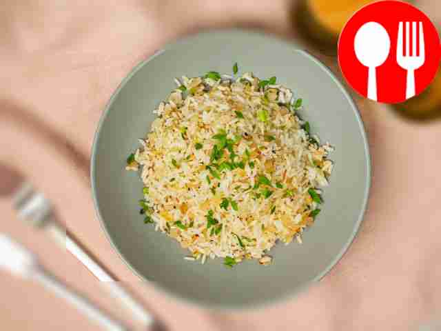 Мелко нарежьте зеленый лук. Разложите рис...