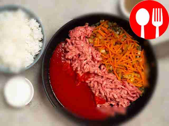 Приготовьте фарш. Обжарьте на сковороде лук и...