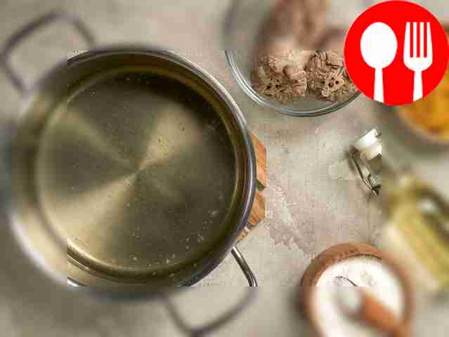 Сварите индюшачьи шеи. Залейте мясо в кастрюлю...