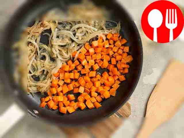 Подготовьте овощи. Обжарьте на сковороде...