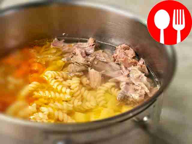 Приготовьте суп из шеи индейки. Мясной бульон...