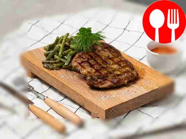 Стейк из свинины со спаржевой фасолью