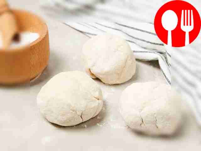 Приготовьте багеты. Присыпьте мукой стол или...