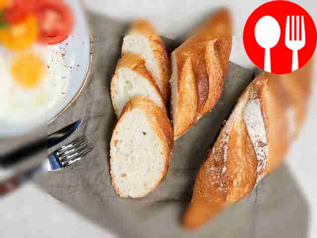 Разрежьте готовый багет на ломтики и подайте к...