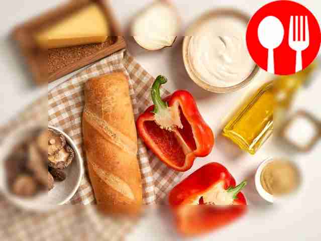 Замочите шиитаке в тёплой воде на 15 минут,...