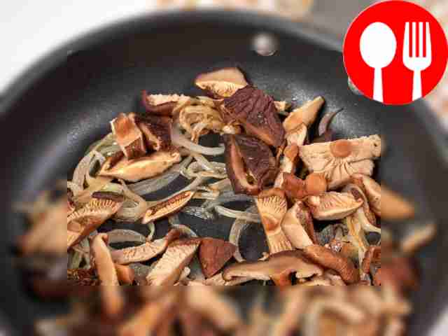 Обжарьте лук с шиитаке: на сковороде с маслом...