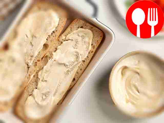 Нанесите соус на багет. Разрежьте багет на две...