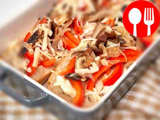 Разложите начинку по багету. Выложите полоски...