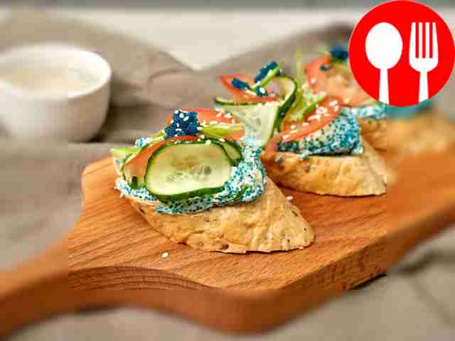 Багет с икрой тобико