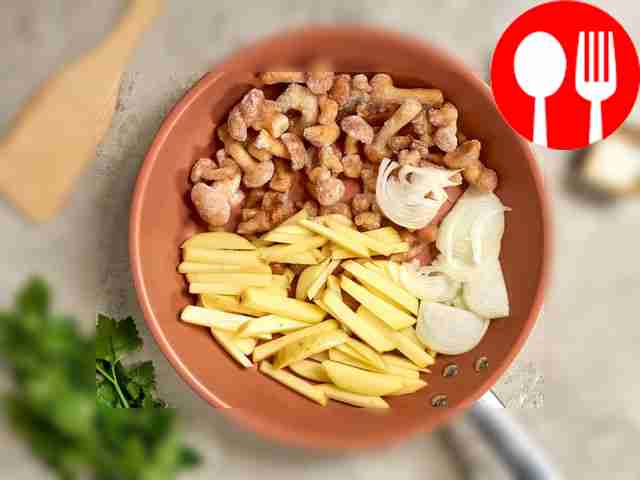 Приготовьте начинку: на сковороде растопите...