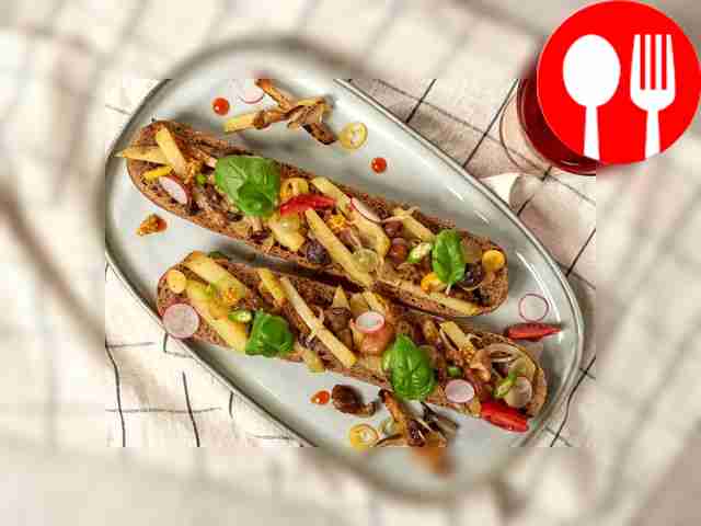 Перед подачей посыпьте багеты зеленью петрушки...