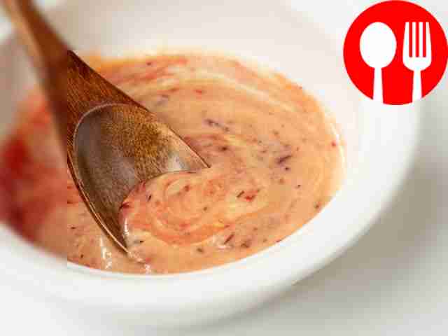 Сделайте соус: в пиалу поместите хрен,...