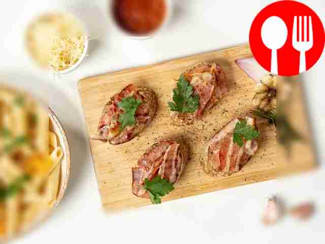 Разложите готовую закуску с дижонской горчицей...