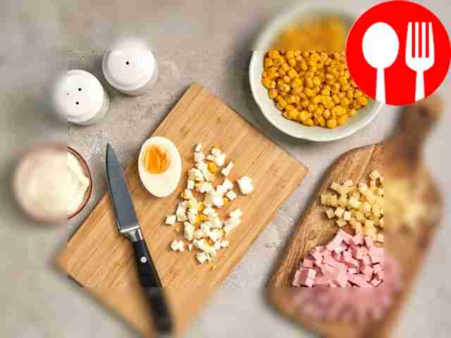 Приготовьте яйцо и поместите его в кастрюлю с...