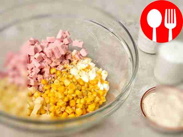 Сделайте салат «Ежик» с колбасой. В салатник...