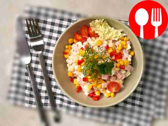 Готовый салат «Ежик» с колбасой украсьте...