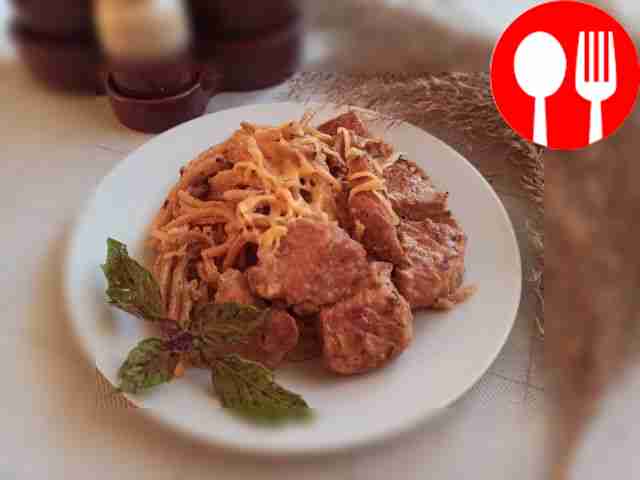 Тушеная свинина с базиликом