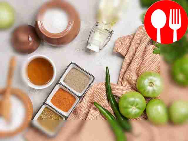 Вымойте перец и помидоры. Из перца удалите...