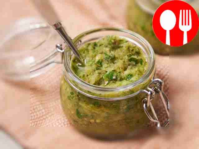 Разложите горячую готовую аджику по небольшим...