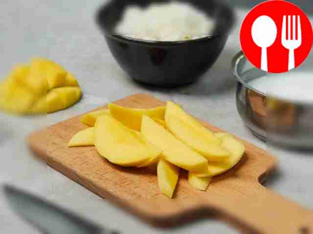 Приготовьте соус и манго. В маленьком...