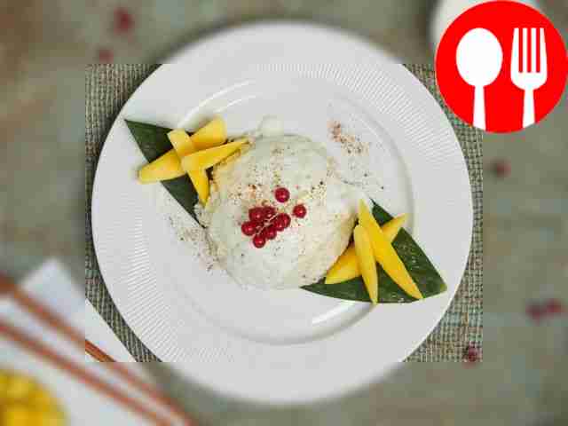 Переложите готовый сладкий рис в небольшую...