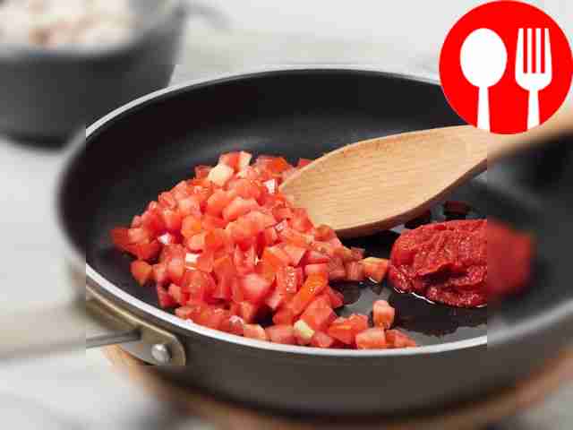 Пока мясо готовится, займитесь томатным...