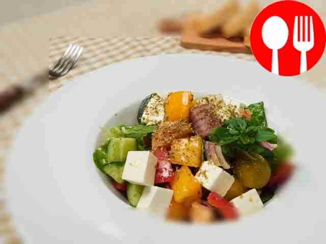 Греческий салат с семгой