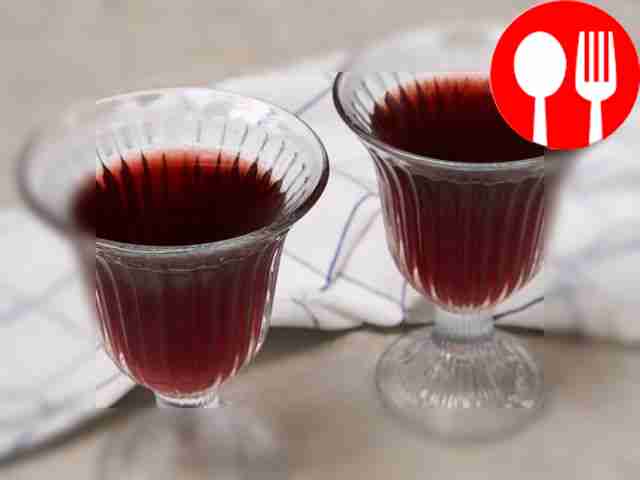 Дайте желе застынуть. Разлейте по формочкам...