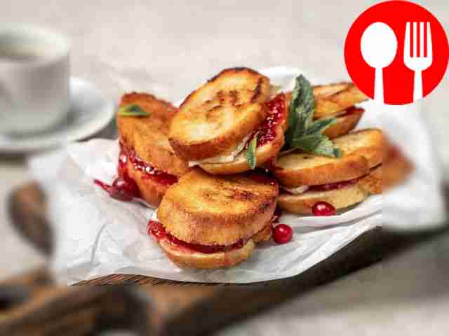 Багет с малиновым вареньем