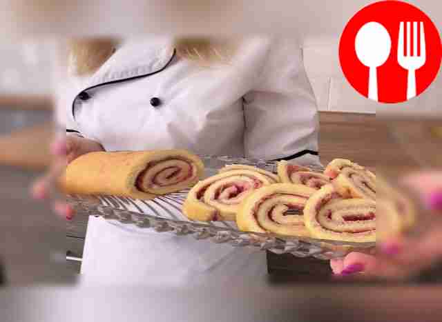 Бисквитный рулет с джемом и сметаной