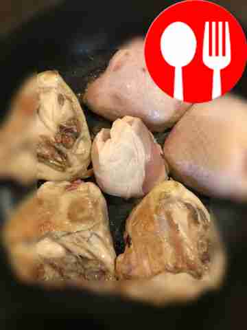 Нагрейте на сковороде растительное масло...