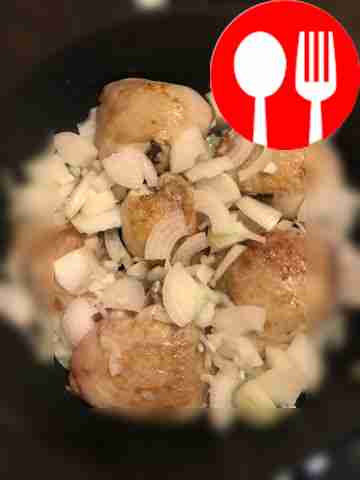 Очистите лук и нарежьте его четверть‑кольцами....