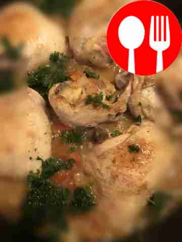 Положите нарезанные помидоры, посолите по...