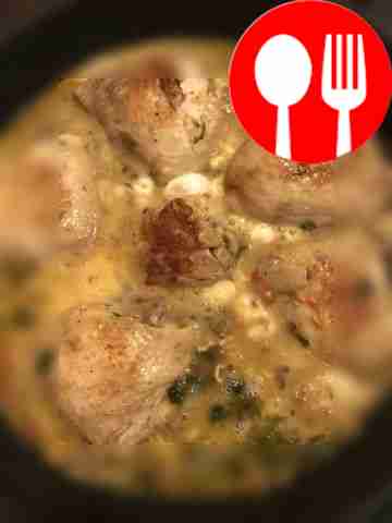 Курица уже готова. Влейте на сковороду яйца....