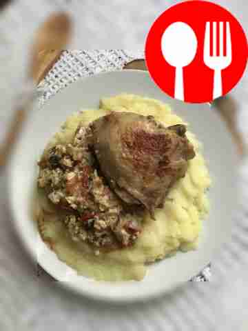 Украсьте блюдо свежей зеленью. Подавайте с...