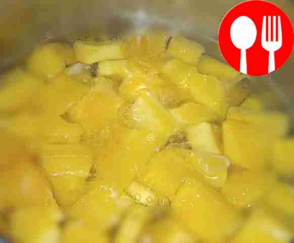 Порежьте тыкву на кубики и сварите её 20 минут...