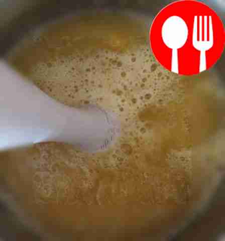 Готовую тыкву перемелите в блендере.