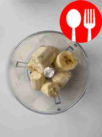 Очистите банан от кожуры, разрежьте на кусочки...