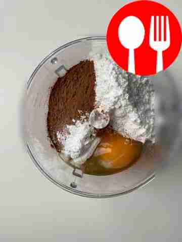 К банану вмешайте муку, сахарозаменитель,...