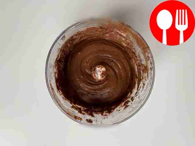 Перемешайте все ингредиенты в блендере.