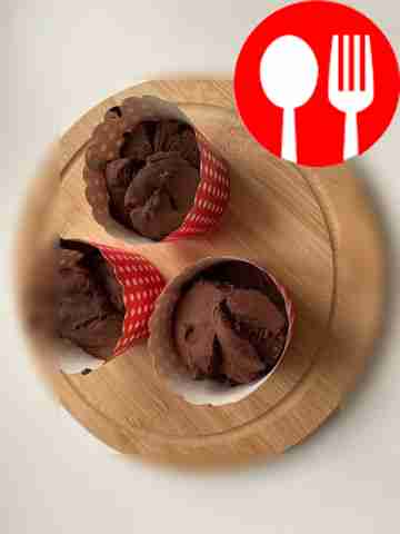 Разложите готовую массу по формочкам.