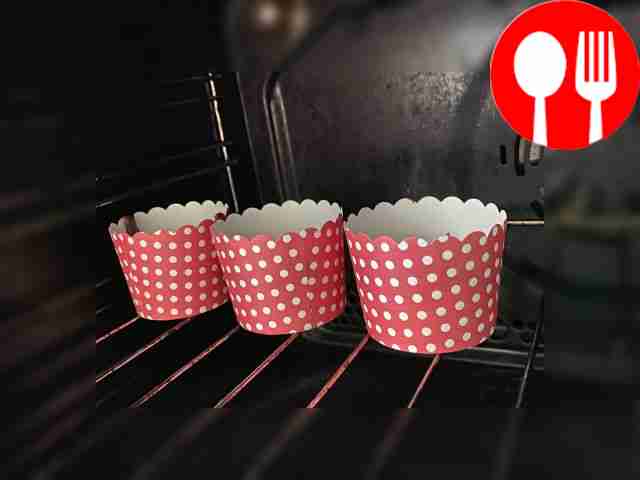 Поместите формочки в духовку и выпекайте при...