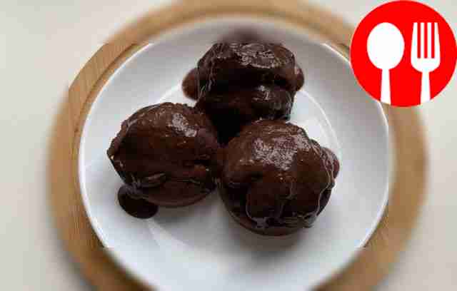 Полейте готовые маффины горячим шоколадом.